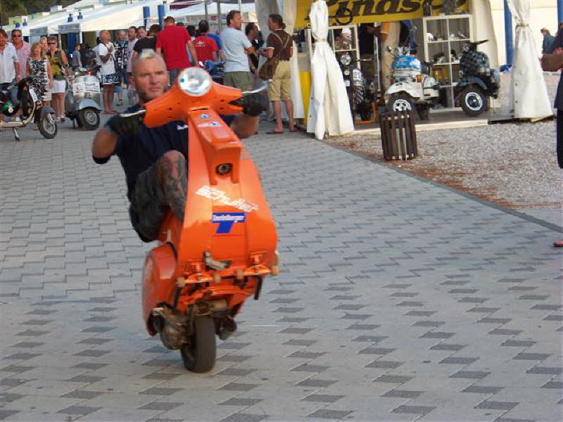 Extrem-Vespa-Stuntman Günter Schachermayr 